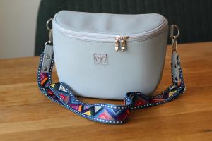 Crossbody ledvinka - šedá