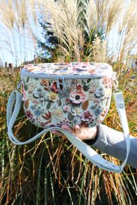 Crossbody ledvinka - květy