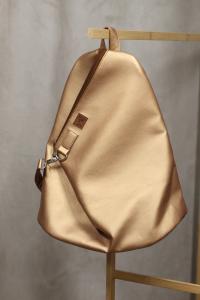 Batoh s karabinou - měděná koženka