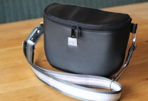 Crossbody ledvinka - černá