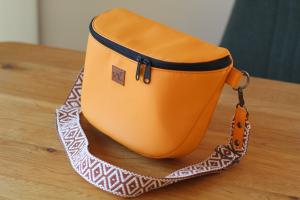 Crossbody ledvinka - žlutá