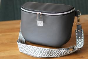 Crossbody ledvinka - šedá